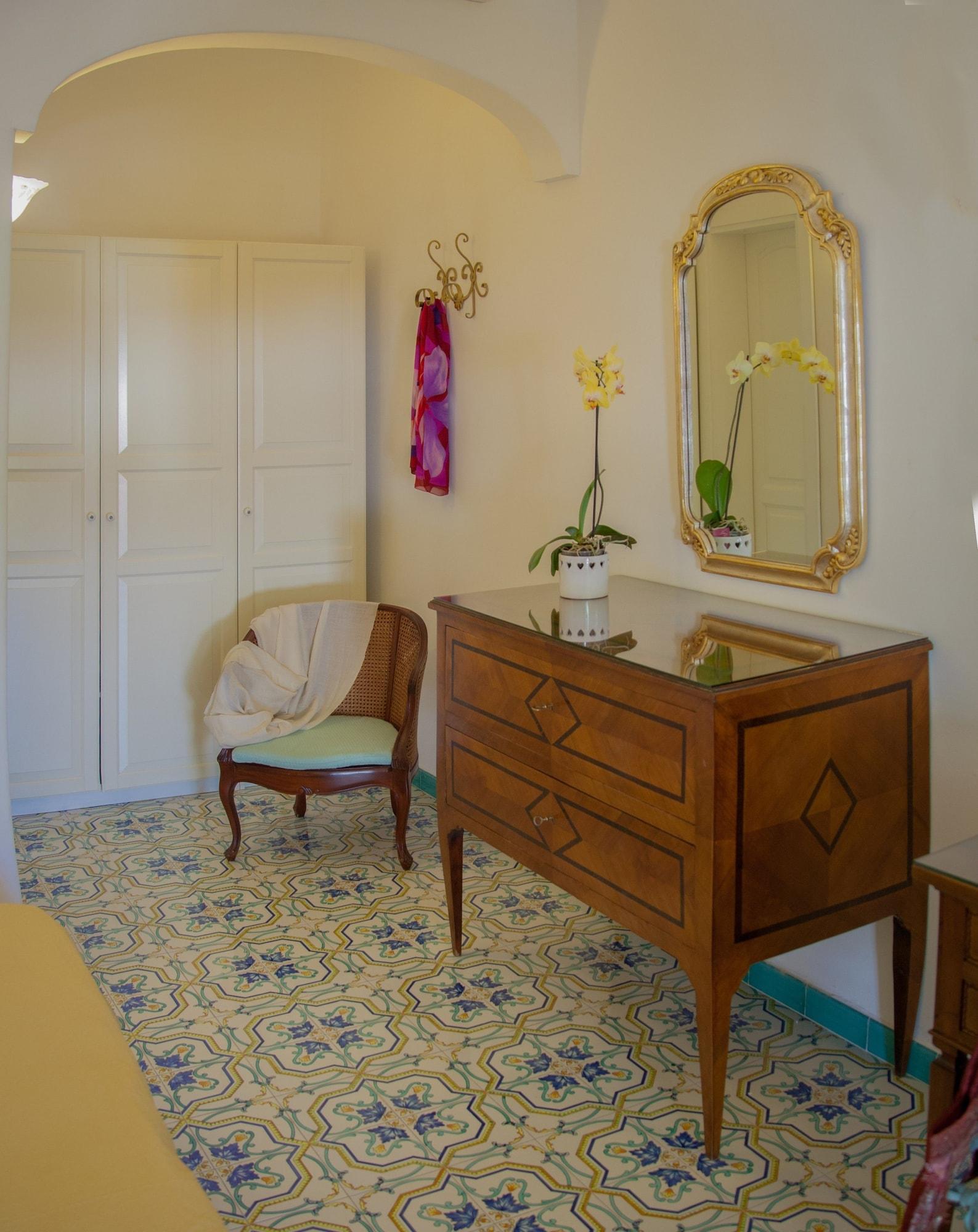 Semiramis De Charme & Pools