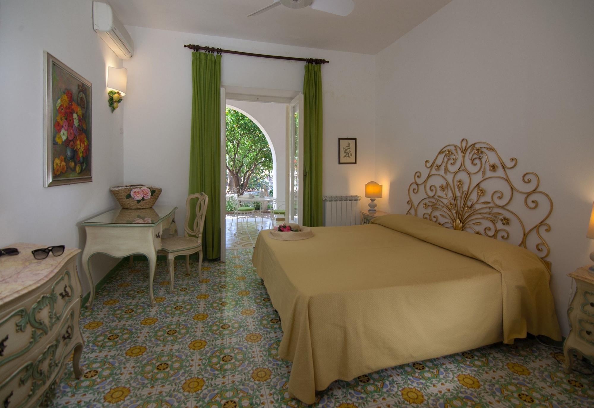 Semiramis De Charme & Pools 3*
