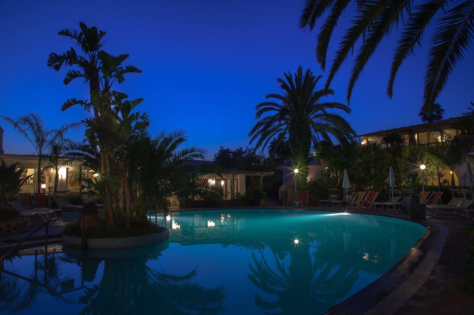 Semiramis De Charme & Pools 3*