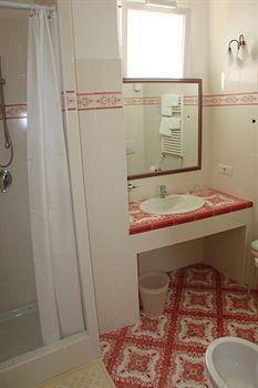 Semiramis De Charme & Pools