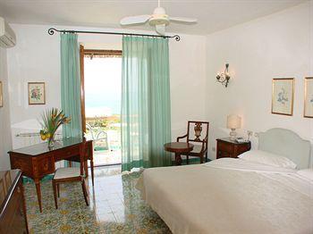 Hotel Semiramis De Charme & Pools 3*