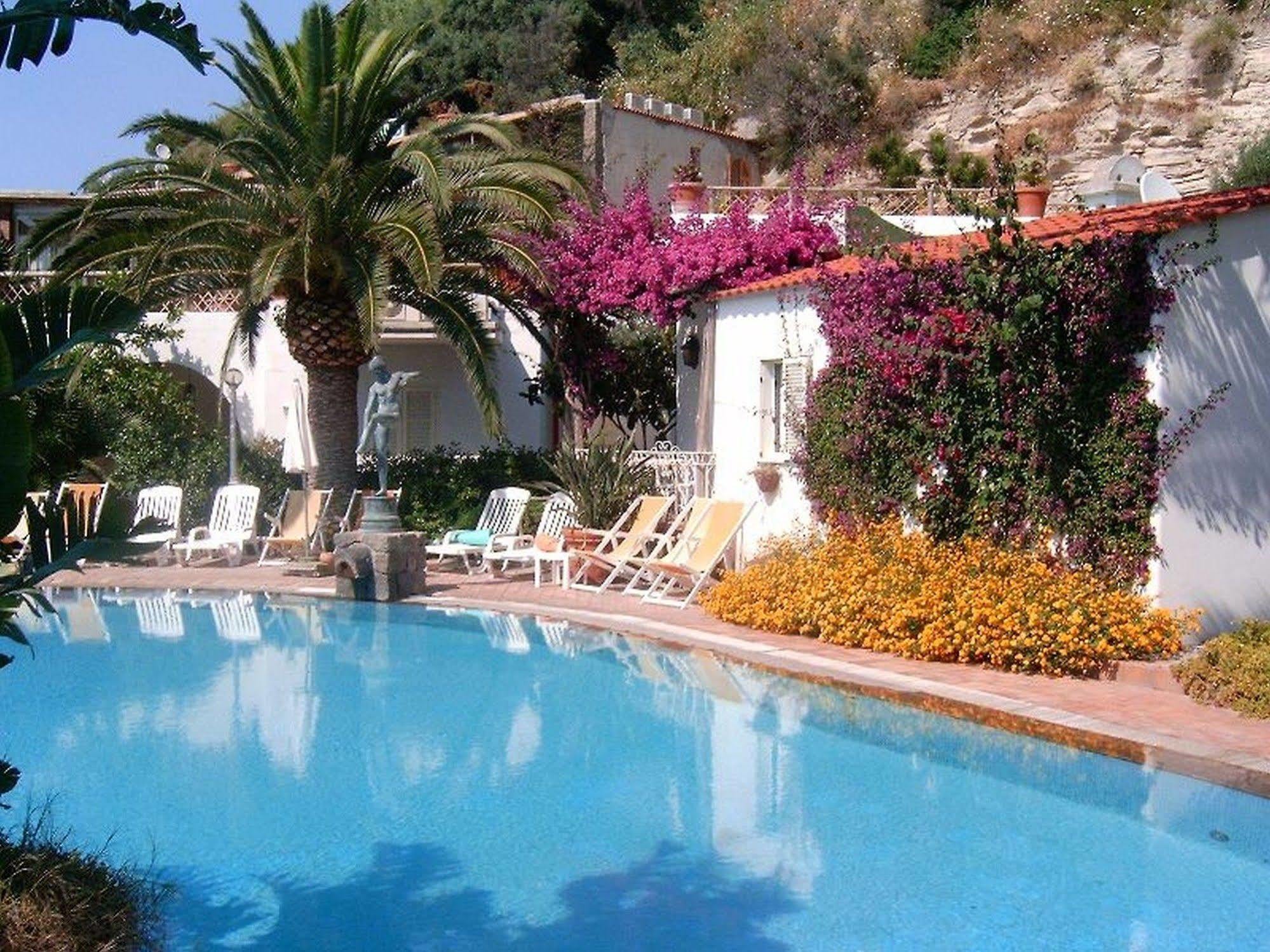Semiramis De Charme & Pools Hotel 3*